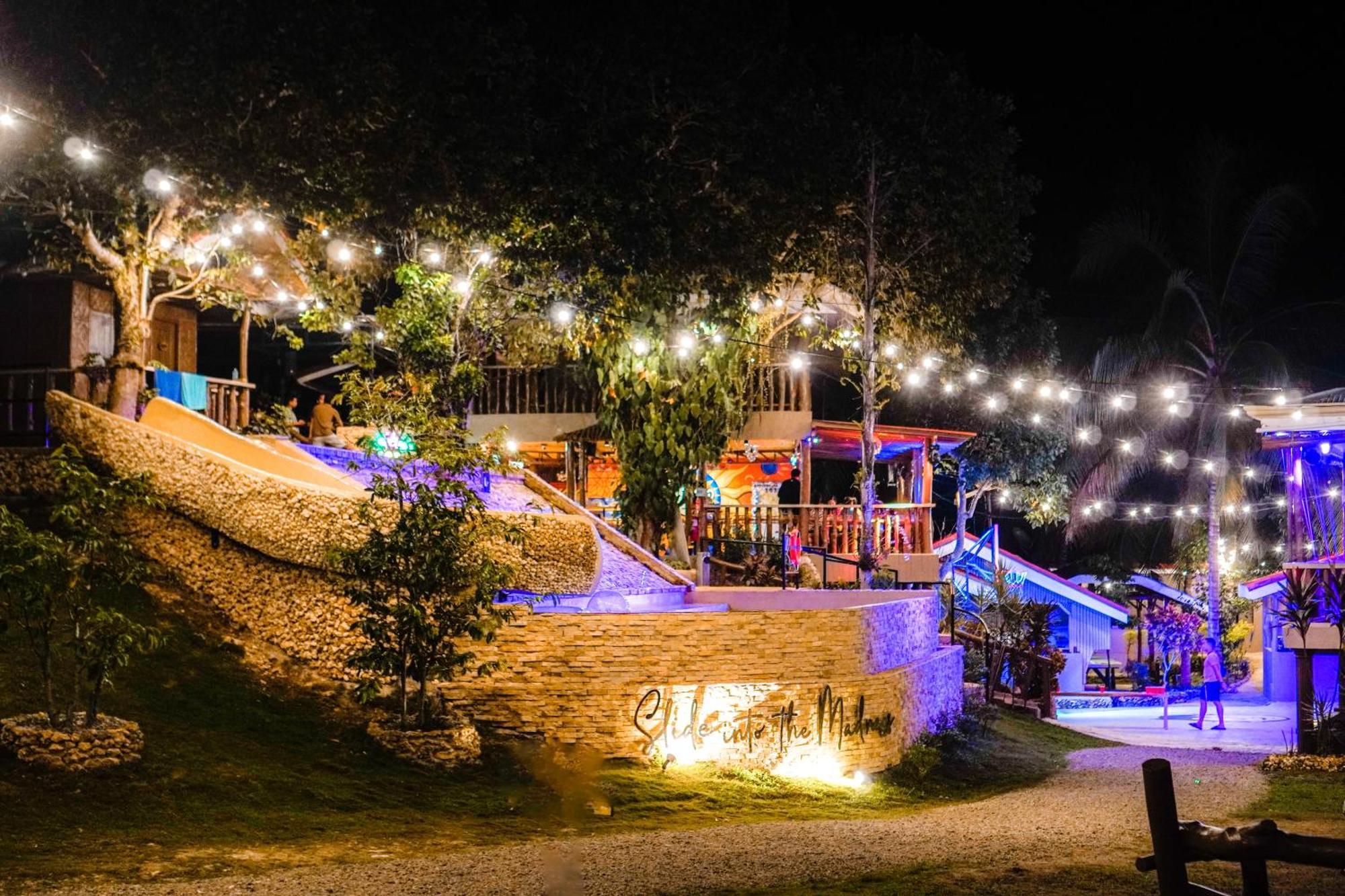Mad Monkey Siquijor Hostel Exterior photo